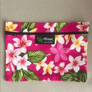 NWOT Nani Island Floral Pouch 🌺